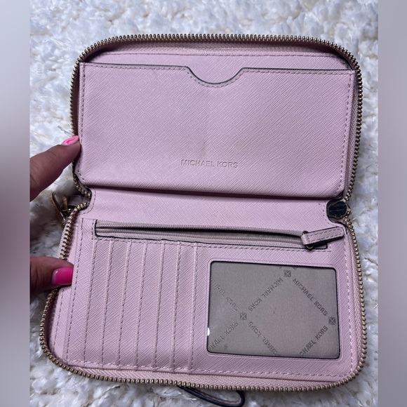 Micahel Kors pink wristlet wallet - Picture 4 of 9